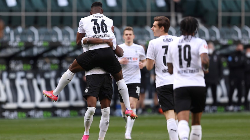 Breel Embolo und seine Gladbacher-Teamkollegen bejubeln den 1:0-Führungstreffer gegen Arminia Bielefeld.