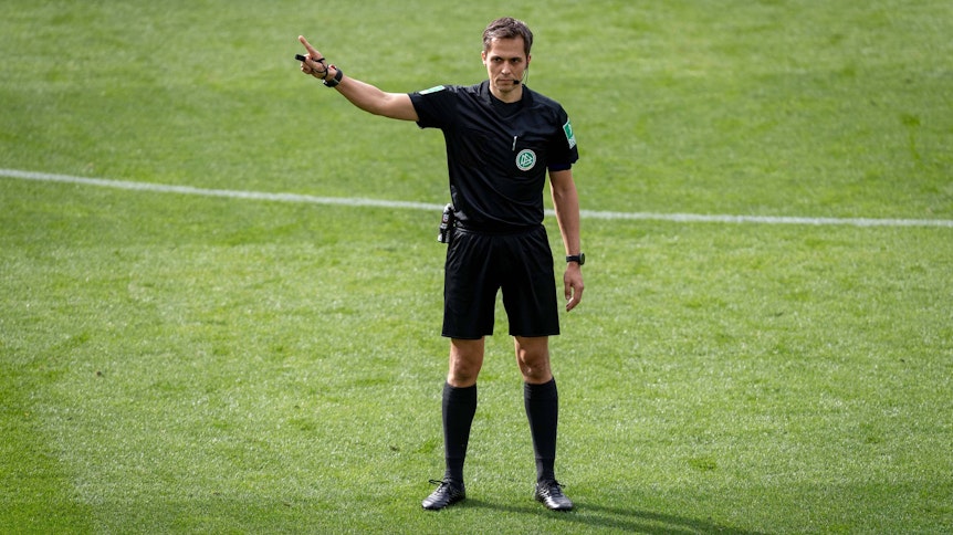 Am Sonntag muss sich Gladbach mit Arminia Bielefeld messen. Schiedsrichter Robert Hartmann, hier beim Bundesliga-Duell zwischen dem VfL Wolfsburg und dem 1. FC Köln am 3. April 2021, leitet die Partie.