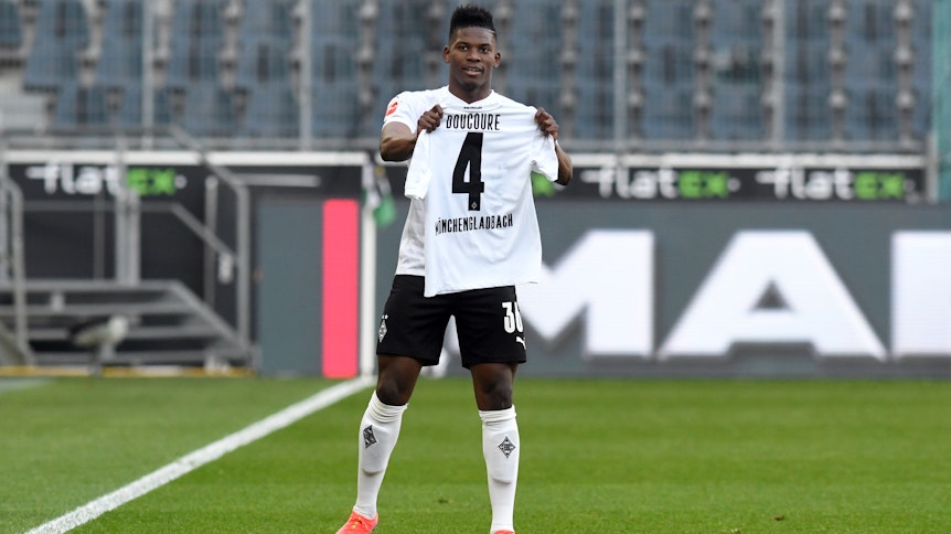 Gladbach-Stürmer Breel Embolo zeigt beim Torjubel das Trikot seines verletzten Team-Kollegen Mamadou Doucouré.