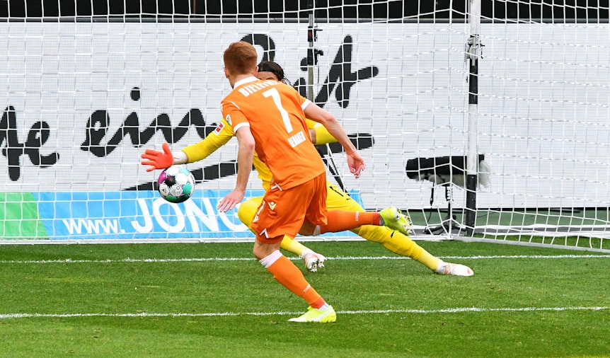 Yann Sommer wehrt den Ball von Christian Gebauer im Bundesligaspiel der Gladbacher gegen Arminia Bielefeld am 25. April 2021 ab.