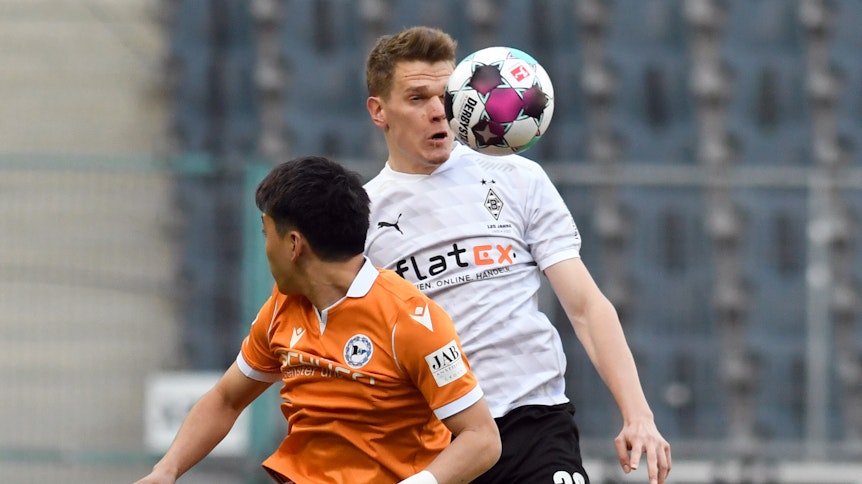 Gladbachs Abwehrchef Matthias Ginter (r.) im Zweikampf mit Bielefelds Ritsu Doan (l.).