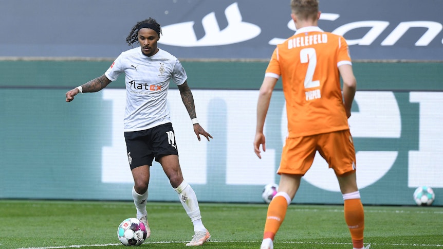 Gladbachs Spieler Valentino Lazaro (l.) setzt zum Dribbling an, Gegenspieler Amos Pieper (r.) schaut ihm dabei zu.