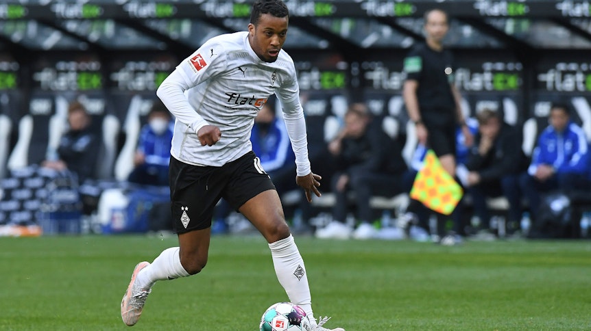 Stürmer Alassane Plea bei Gladbachs 5:0-Sieg gegen Arminia Bielefeld am 25. April 2021 im Borussia-Park.