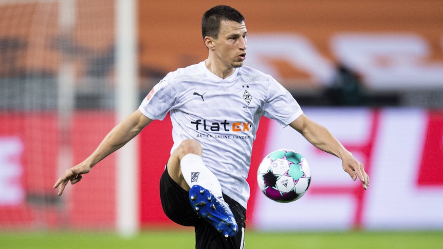 Gladbachs Stefan Lainer beim Bundesliga-Spiel gegen den SC Freiburg am 3. April 2021 im Borussia-Park in Mönchengladbach.