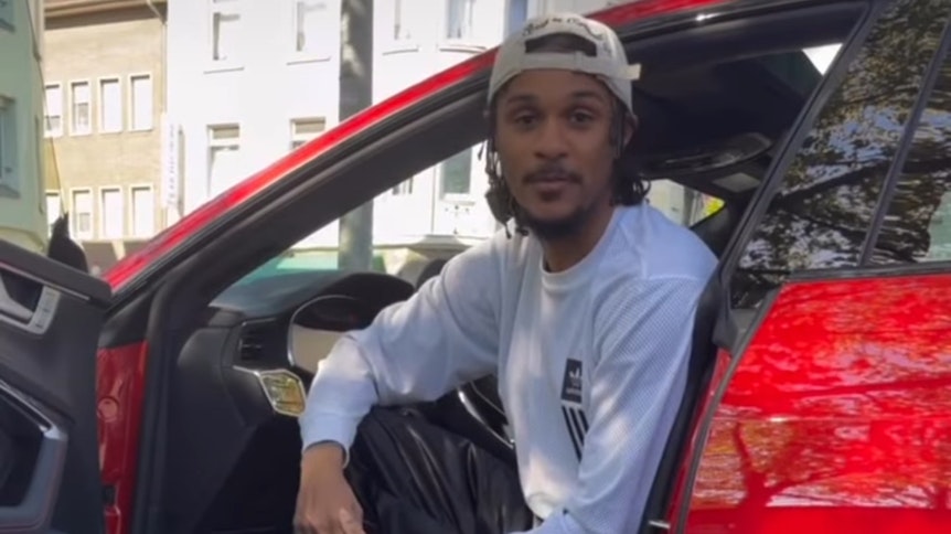 Gladbachs Valentino Lazaro veranstaltete am Dienstag eine kleine Schnitzeljagd in der Mönchengladbacher Innenstadt für die VfL-Fans.