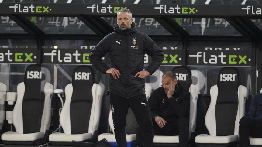 Gladbachs Trainer Marco Rose steht am Spielfeldrand im Bundesligaduell der Gladbacher gegen den SC Freiburg am 3. April 2021 im Borussia-Park.