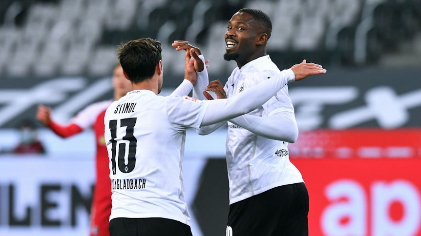 Marcus Thuram und Lars Stindl jubeln über das 1:1 von Borussia Mönchengladbach gegen den SC Freiburg.