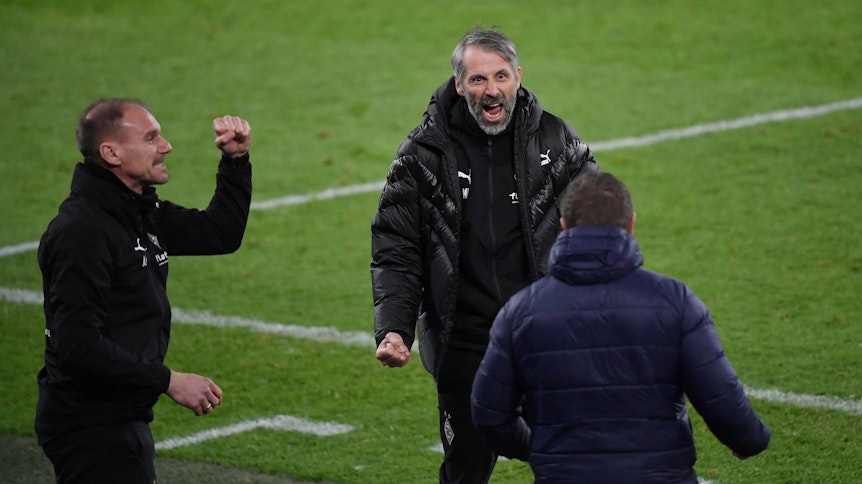 Endlich Grund zum Jubeln: Trainer Marco Rose (Mitte) war nach dem 3:0-Sieg der Gladbacher beim FC Schalke 04 sichtlich erleichtert.