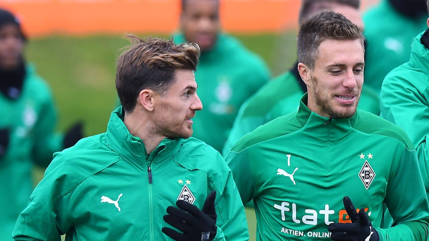 Jonas Hofmann (l.) und Patrick Hermann (r.) unterhalten sich im Training der Gladbacher am 20. Oktober 2020.