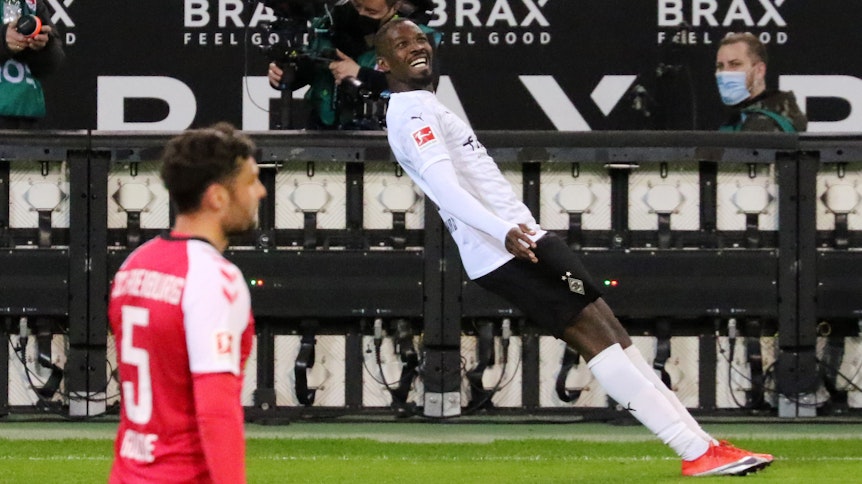 Einfach mal Fallen lassen: Marcus Thuram feierte seinen Siegtreffer mit einem erleichterten Fall auf den Rasen im Borussia-Park. Der Franzose hatte sein Team gegen den SC Freiburg mit einem Doppelpack zum Sieg geschossen.