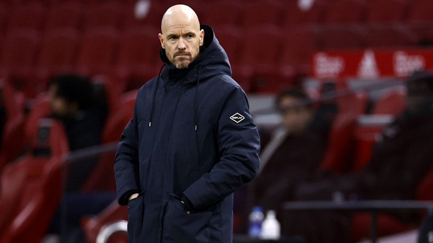 Ajax-Coach Erik ten Hag steht während dem Eredivisie-Match zwischen Ajax Amsterdam and ADO Den Haag am 21. März 2021 an der Seitenlinie.