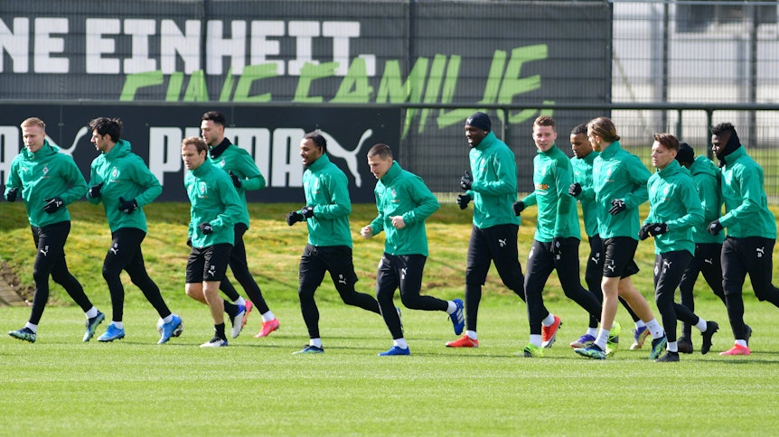 Teile der Gladbacher-Mannschaft beim Warmlaufen für das Training am 15. März 2021 am Trainingsgelände des Borussia-Parks.