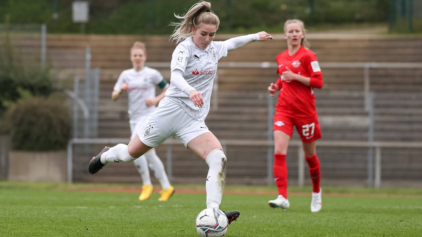 Gladbachs Kim Everaerts schießt den Ball im Bundesligaspiel der 2. Frauen-Bundesliga gegen RB Leipzig am 4. April 2021.