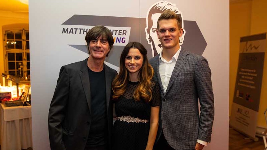 Gladbachs National-Verteidiger Matthias Ginter (r.) und seine Frau Christina (M.) setzen sich in ihrer Heimatstadt Freiburg für Kinder und Jugendliche ein. Bei der Stiftungsgala 2019 war auch Bundestrainer Joachim Löw (l.) zu Gast.
