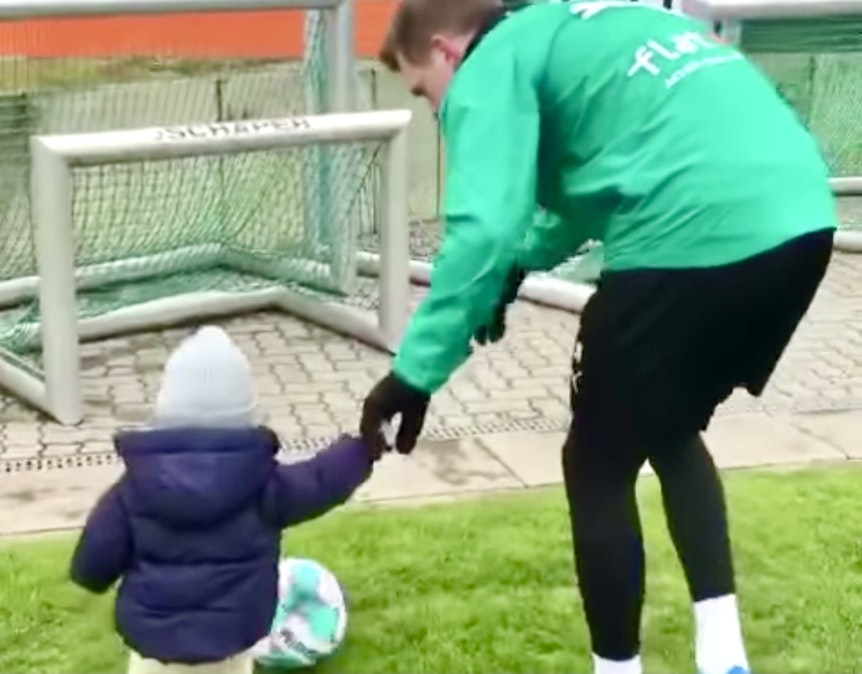 Matteo Ginter (l.) bekommt Unterstützung von seinem Vater Matthias Ginter (r.) beim erfolgreichen Torschuss.