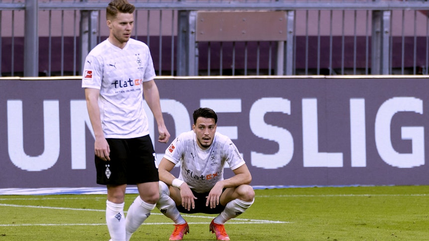 Hängende Köpfe und lange Gesichter bei den Gladbachern Nico Elvedi (l.) und Ramy Bensebaini (r.): Die beiden Abwehrspieler haben in München (8. Mai 2021) sechs Gegentore kassieren müssen.