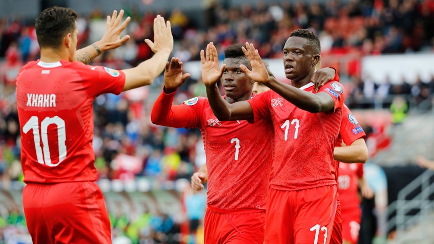 Gladbachs Denis Zakaria (r.), hier mit seinen Teamkollegen Breel Embolo (Mitte) und Granit Xhaka (l.) beim Länderspiel der Schweizer Nationalmannschaft am 8. September 2019