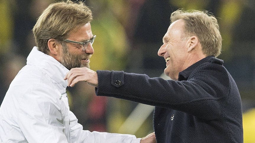 Freunde unter sich: Liverpool-Trainer Jürgen Klopp umarmt am 7. April 2016 BVB-Geschäftsführer Hans-Joachim Watzke.