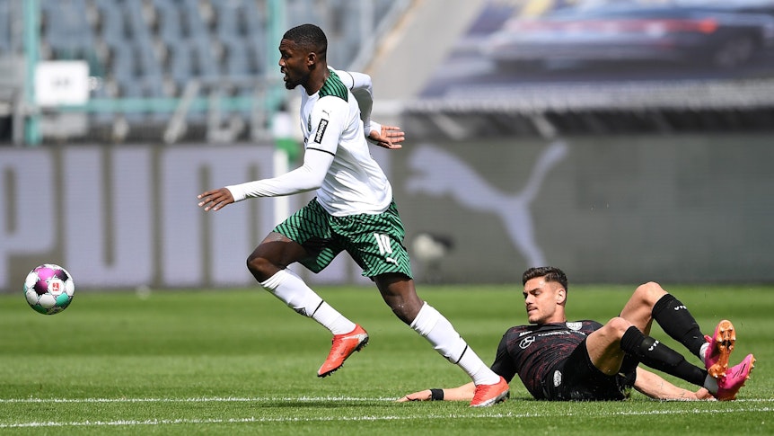 Das letzte Heimspiel der Saison bestreiten die Gladbacher am Samstag (15. Mai) gegen den VfB Stuttgart. Das Foto zeigt Gladbachs Marcus Thuram (l.) im Zweikampf mit Stuttgarts Konstantinos Mavropanos.