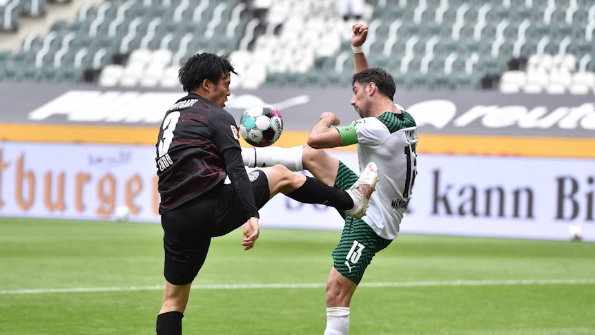 In dieser Szene trifft Gladbachs Lars Stindl (r.) im Bundesliga-Duell gegen den VfB Stuttgart (15. Mai 2021) den Ball perfekt und erzielt den 1:0-Führungstreffer für die Borussia.