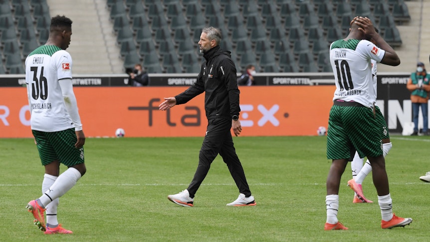 Die Gladbacher Breel Embolo (links), Trainer Marco Rose (Mitte) und Marcus Thuram (rechts) nach Borussias Heimniederlage am 15. Mai 2021 gegen den VfB Stuttgart.
