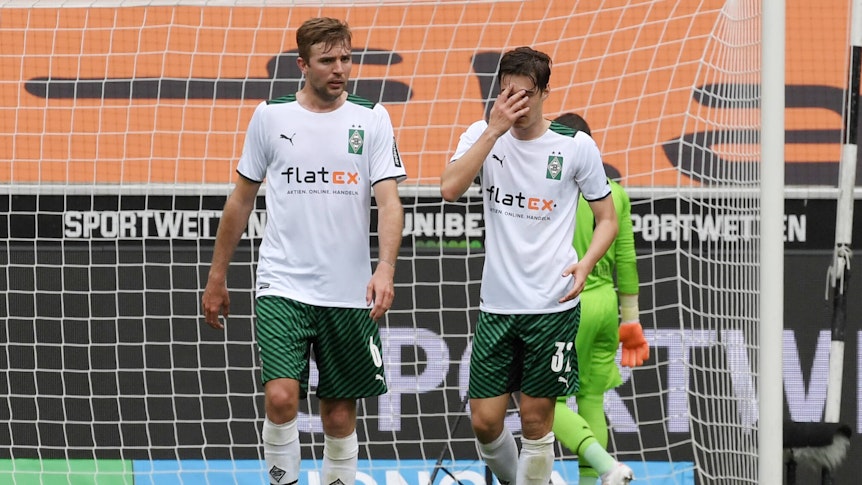Die Blicke und Gesten von Christoph Kramer (links) und Florian Neuhaus (rechts) bei Gladbachs 1:2-Heimpleite am 15. Mai 2021 gegen Stuttgart sagen einiges aus.