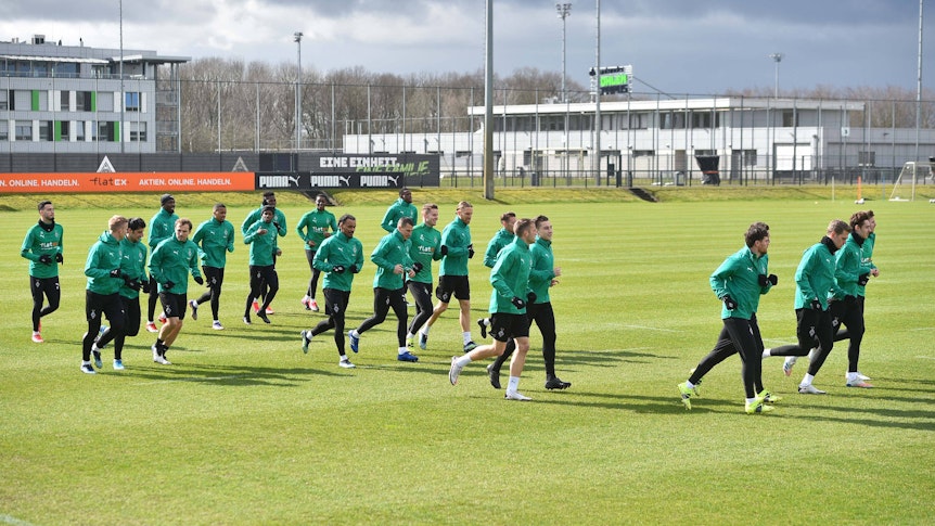 Teile der Gladbacher Mannschaft laufen sich warm beim Mannschaftstraining am 15. März 2021 auf dem Trainingsgelände am Borussia-Park.