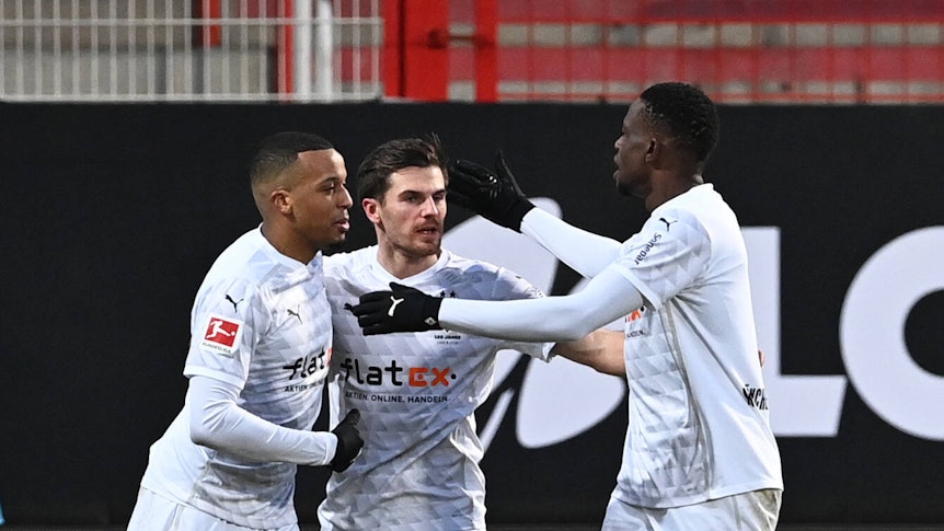Die Gladbach-Spieler Alassane Plea, Jonas Hofmann und Dennis Zakaria (v.l.), hier am 30. Januar 2021, werden aktuell mit Transfergerüchten in die Premier League in Verbindung gebracht.