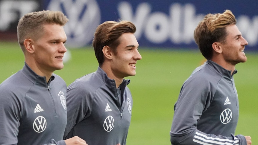 Die Gladbach-Spieler Florian Neuhaus (Mitte), Jonas Hofmann (rechts) und Matthias Ginter (links), hier zu sehen am 5. Oktober 2020, sind von Bundestrainer Joachim Löw für die nahende Fußball-Europameisterschaft nominiert worden.