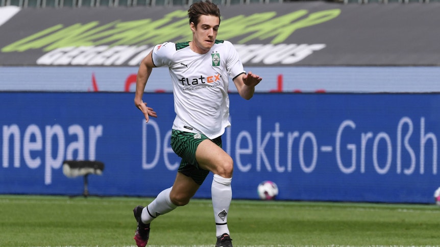 Gladbachs Nationalspieler Florian Neuhaus, auf diesem Foto im Bundesliga-Duell gegen Stuttgart am 15. Mai 2021 zu sehen, hat sich zu einer EM-Nominierung und dem letzten Saisonspiel in Bremen geäußert.