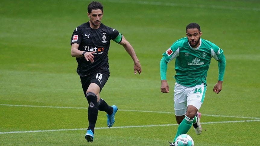 Gladbach-Kapitän Lars Stindl (links) im Laufduell mit Bremens Manuel Mbom (rechts).