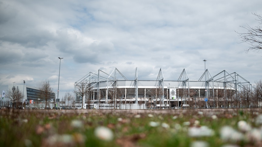 Nach dem letzten Bundesliga-Spieltag (22. Mai 2021) sind vorerst im Gladbacher Borussia-Park keine Trainingseinheiten der VfL-Profis mehr. Bis auf die Nationalspieler sind die Akteure im Urlaub. Diese Aufnahme der Gladbacher Arena stammt vom 9. April 2021.