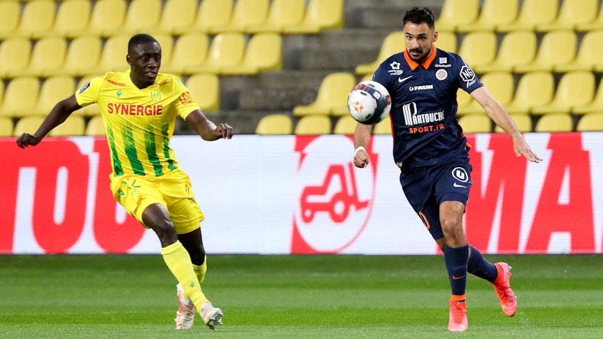 Mittelstürmer Gaëtan Laborde (rechts) aus Montpellier soll angeblich Thema bei Fußball-Bundesligist Borussia Mönchengladbach sein. Auf diesem Foto ist der Angreifer am 23. Mai 2021 im Liga-Duell mit Nantes zu sehen.