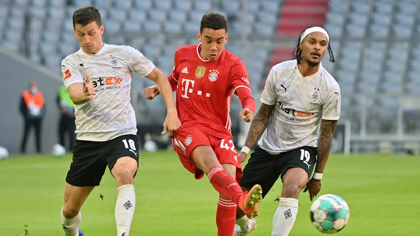 Die Gladbach-Profis Stefan Lainer (links) und Valentino Lazaro (rechts), hier am 8. Mai 2021 im Duell mit Münchens Jamal Musiala, sind im 26-köpfigen EM-Kader Österreichs.