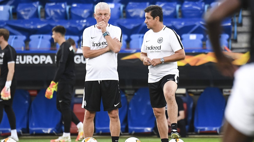 Armin Reutershahn (l.) und Christian Peintinger (r.), hier am 6. August 2020, haben ihre Verträge in Frankfurt aufgelöst und werden Hütter nach Gladbach begleiten.
