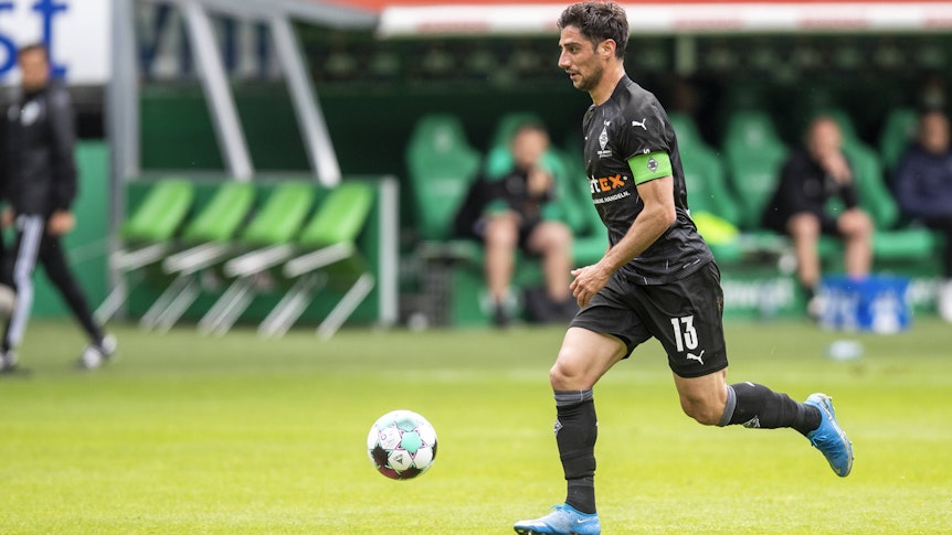Gladbach Kapitän Lars Stindl läuft mit dem Ball am Fuß im Bundesligaspiel der Borussia gegen Werder Bremen am 22. Mai 2021.
