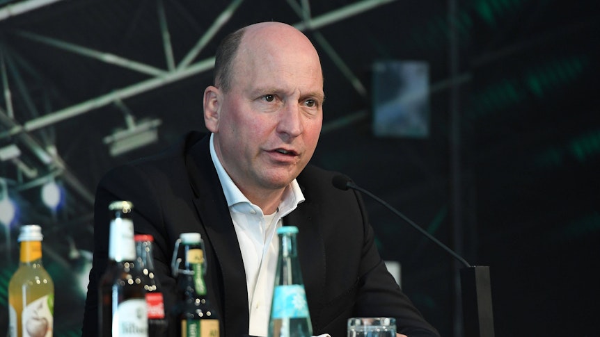 Gladbach-Geschäftsführer Stephan Schippers spricht bei einer Pressekonferenz im Borussia-Park am 17. September 2020.