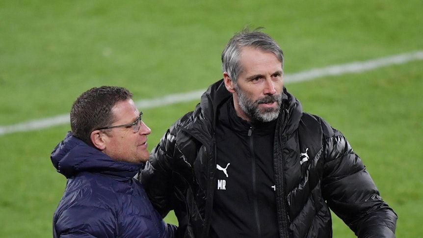 Gladbachs Sportdirektor Max Eberl (l.) umarmt Marco Rose (r.) im Bundesligaspiel der Gladbacher beim FC Schalke 04 am 20. März 2021.