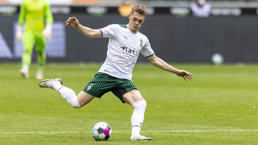 Gladbachs Matthias Ginter schießt den Ball im Bundesligaspiel der Borussia gegen den VfB Stuttgart am 15. Mai 2021.