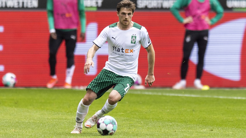 Gladbachs Jonas Hofmann läuft mit dem Ball im Bundesligaspiel der Borussen gegen den VfB Stuttgart am 15. Mai 2021.