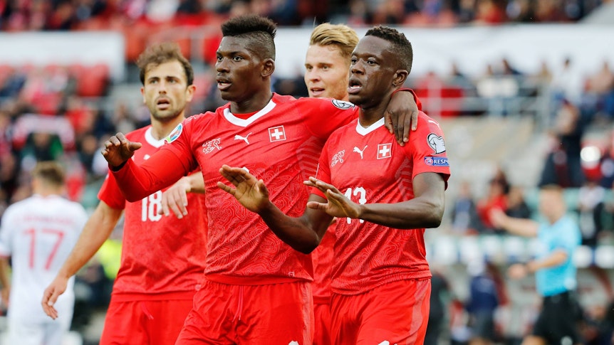 Breel Embolo hat den Arm um Denis Zakaria gelegt. Hier bei einem Spiel der Schweizer Nationalmannschaft am 8. September 2019.