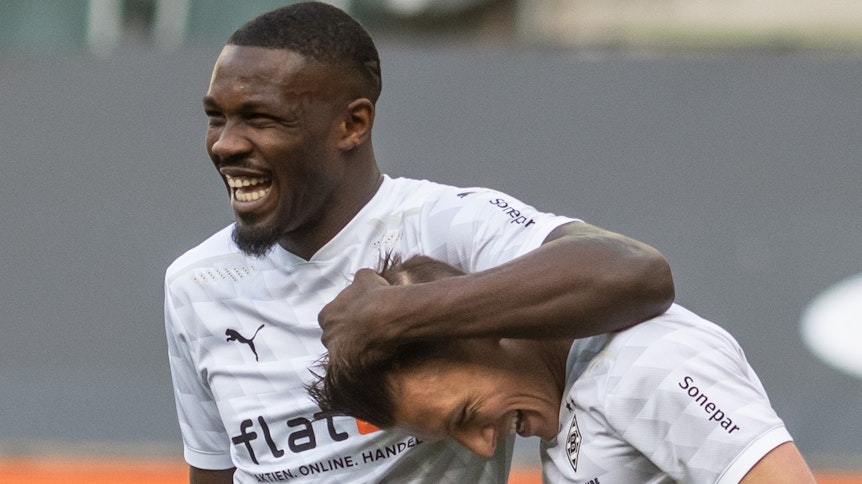 Mönchengladbachs Marcus Thuram (l) bejubelt sein Tor zum 2:0 mit Hannes Wolf gegen Arminia Bielefeld 25. April 2021.