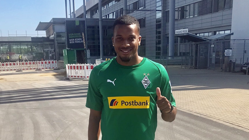 Am 13. Juli 2018 gelingt es unserer Redaktion dieses Exklusiv-Foto von Alassane Plea, Gladbachs bislang teuerstem Einkauf in der Klubgeschichte, im Borussia-Park zu machen. Es sind Pleas erste Augenblicke in Fohlen-Montur, vor seiner ersten Trainings-Einheit am Niederrhein.