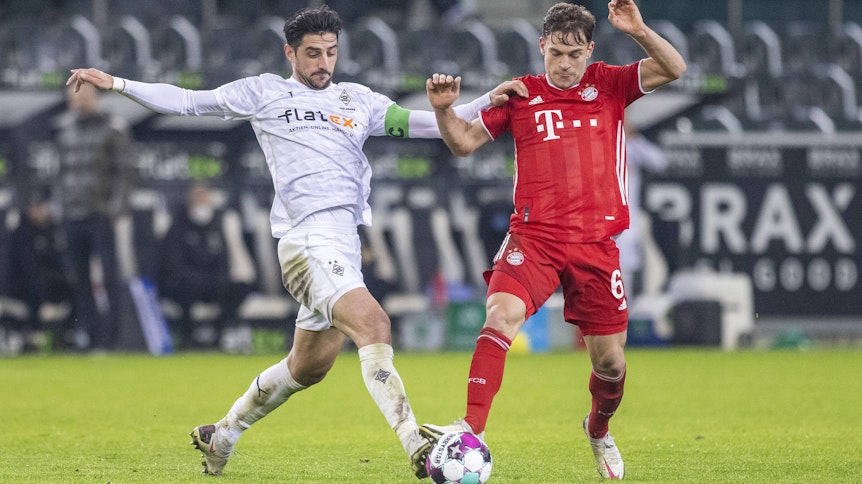 Gladbach-Kapitän Lars Stindl (l.), hier zu sehen im Duell mit Joshua Kimmich (Bayern München), hat seine Muskelprobleme auskuriert.