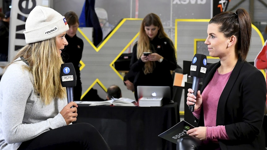 Die Schweizer Ski-Rennfahrerin Corinne Suter (l.) im Interview mit der ehemaligen TV-Moderatorin Sedrina Schaller (r.). Schaller ist nun Team-Managerin bei Fußball-Bundesligist Borussia Mönchengladbach.