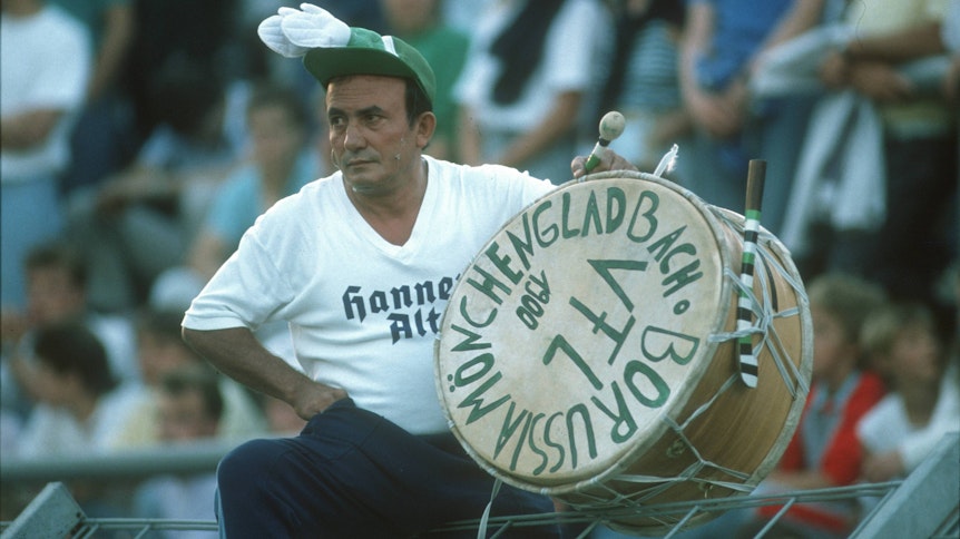 Gladbach-Trommler „Manolo“, hier zu sehen im April 1988, hat auf dem legendären Bökelberg Borussia-Fan-Geschichte mitgeschrieben.