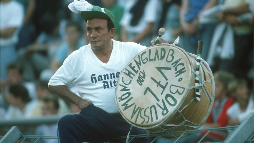 Gladbach-Trommler „Manolo“, hier zu sehen im April 1988, hat auf dem legendären Bökelberg Borussia-Fan-Geschichte mitgeschrieben. Manolo sitzt mit Trommel auf dem Zaun vor der Nordkurve.