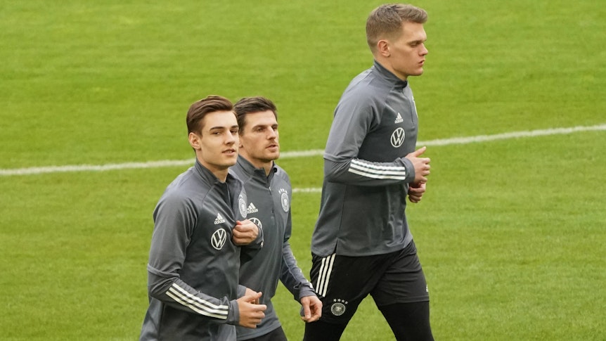 Gladbachs Florian Neuhaus (l), hier mit seinen Teamkollegen Jonas Hofmann (Mitte) und Matthias Ginter (r.) beim deutschen Nationalteam am 23. März 2021.