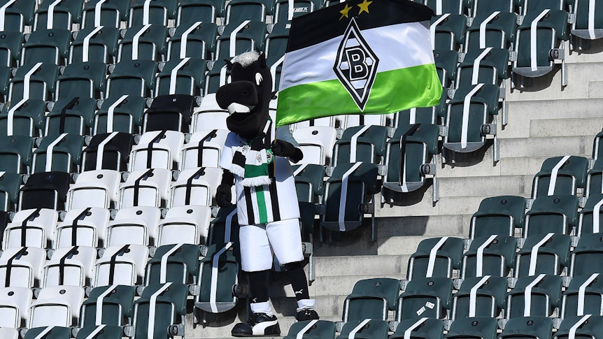 Fohlen-Maskottchen Jünter, hier am 25. April 2021 zu sehen, steht alleine auf den Zuschauerrängen im Gladbacher Borussia-Park