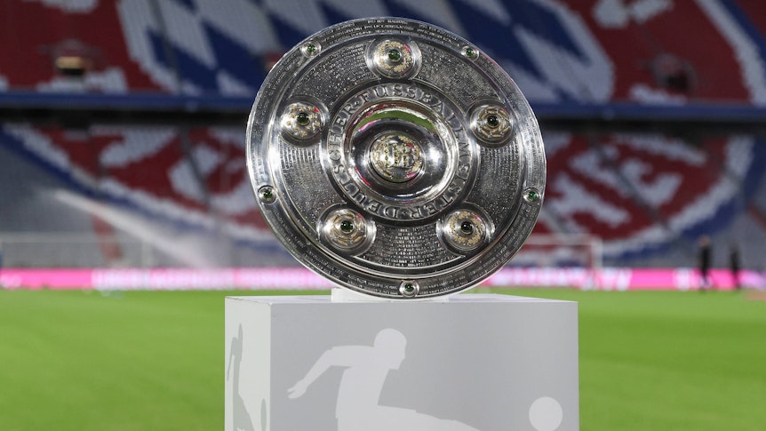 Die Meisterschale in der Fußball-Bundesliga. Hier zu sehen am 18. September 2020 in der Münchner Allianz-Arena.